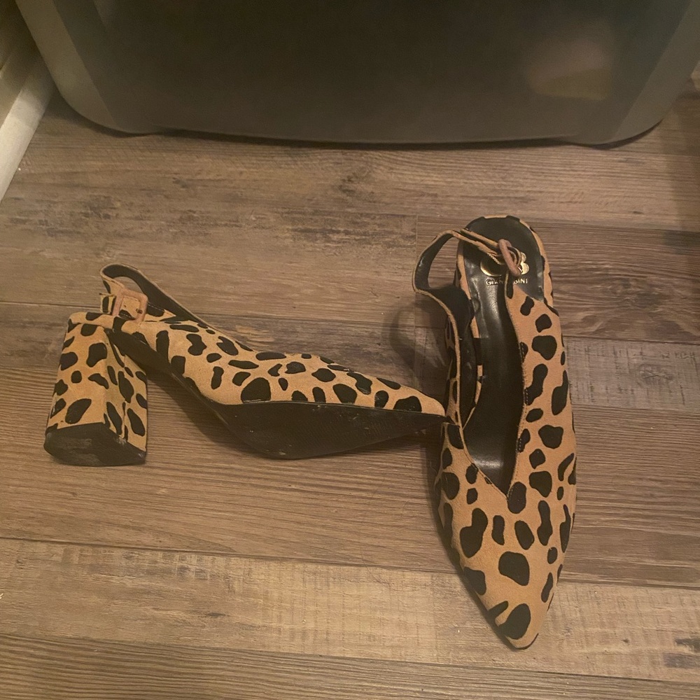 Gianni Bini Leopard closed toe pumps Size 9
